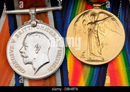 Médailles de la Première Guerre mondiale. Médaille de la victoire (golden) War Medal (argent) Banque D'Images