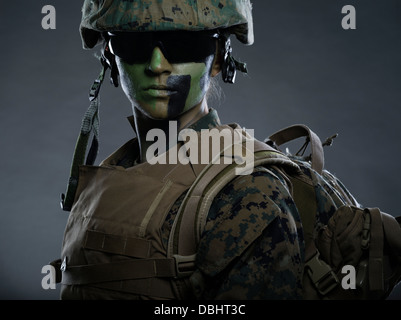 Portrait de femme United States Marine Corps soldat en uniforme de camouflage MARPAT utilitaire pixélisé avec camo face paint Banque D'Images