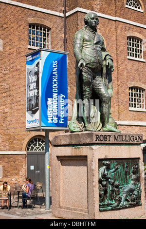 Robert Milligan statue trône devant le musée des Docklands de Londres Banque D'Images