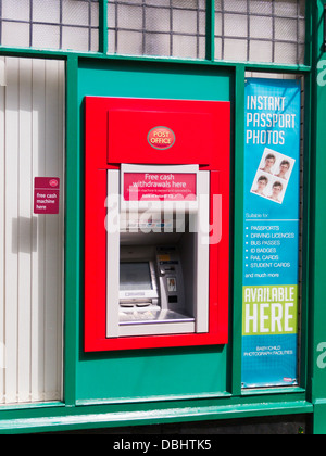 Un bureau de poste anglais rouge Banque d'Irlande distributeur automatique de trou dans le mur de l'argent machine Banque D'Images