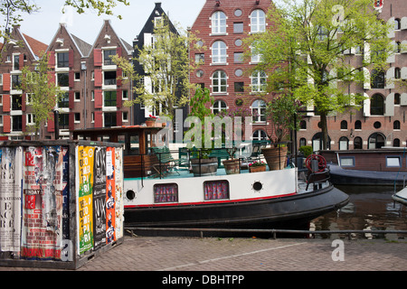 Les bateaux-maisons et appartements anciens entrepôts transformés en blocs, canal Brouwersgracht (canal brewers) à Amsterdam, Pays-Bas. Banque D'Images