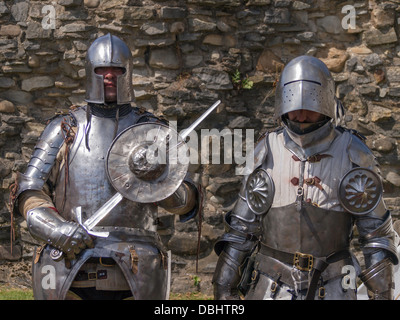 Deux chevaliers en armure dans un tournoi médiéval historique re-enactment Banque D'Images