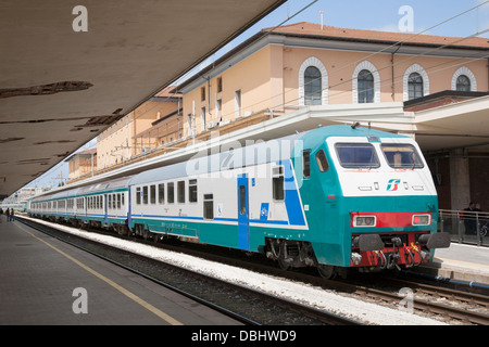 Moteur de train dans la gare de Pise, Italie Banque D'Images