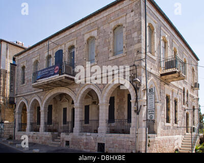 Jérusalem, Israël. 31 juillet, 2013. L'École de Design Musrara Bâtiment principal dans le quartier pittoresque qui a engendré le mouvement de protestation sociale des Panthères noires des années 60 est situé sur la jointure entre l'Ouest et l'Est de Jérusalem. Jérusalem, Israël. 31-Juillet-2013. Jérusalem est l'avant-garde de la scène artistique est de voir une reprise graduelle à mesure que la ville continue d'investir dans sa jeune et dynamique communauté d'artistes. Credit : Alon Nir/Alamy Live News Banque D'Images