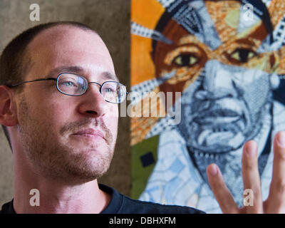 Jérusalem, Israël. 31 juillet, 2013. EMMANUEL WITZTHUM, artiste, conservateur, professeur et directeur du projet, parle de la création de plates-formes qui se connectent entre le web et les arts et l'accent sur la création de plateformes inter culturelles et le dialogue multiculturel. Jérusalem, Israël. 31-Juillet-2013. Jérusalem est l'avant-garde de la scène artistique est de voir une reprise graduelle à mesure que la ville continue d'investir dans sa jeune et dynamique communauté d'artistes. Credit : Alon Nir/Alamy Live News Banque D'Images