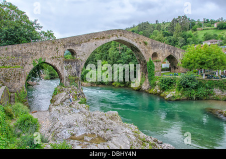 Pont de Cangas de Onis, Espagne Banque D'Images