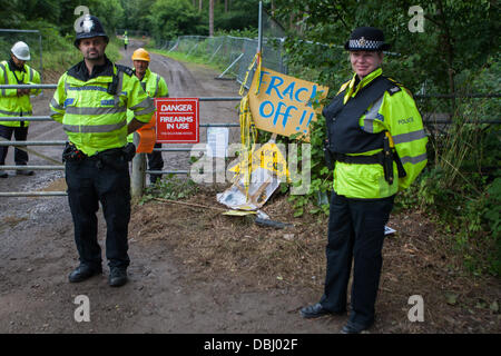 Balcombe, West Sussex, UK. 31 juillet, 2013. La police et les services de sécurité privés gardent l'entrée au site de forage. Protestation contre la Cuadrilla forage et fracturation juste à l'extérieur du village de Balcombe dans West Sussex. Balcombe, West Sussex, UK. Credit : martyn wheatley/Alamy Live News Banque D'Images