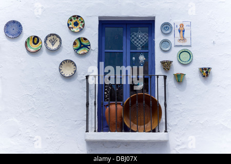 L'une des nombreuses fenêtres décoratives dans le petit village blanc de Frigiliana. Banque D'Images