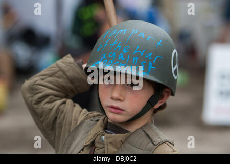 Balcombe, West Sussex, UK. 31 juillet, 2013. Jeune garçon habillé en soldat avec slogan anti fracturation hydraulique sur casque en protestation contre la Cuadrilla forage et fracturation juste à l'extérieur du village de Balcombe dans West Sussex. Balcombe, West Sussex, UK. Credit : martyn wheatley/Alamy Live News Banque D'Images