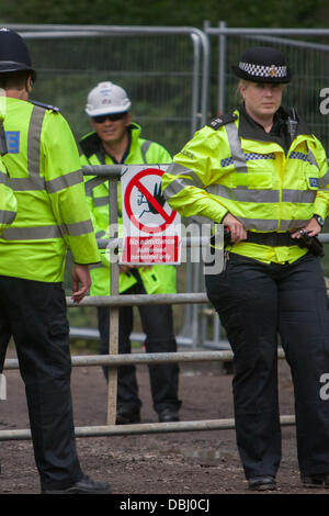 Balcombe, West Sussex, UK. 31 juillet, 2013. Les agents de police de Sussex et les agents de sécurité privée à l'entrée au site de forage. Protestation contre la Cuadrilla forage et fracturation juste à l'extérieur du village de Balcombe dans West Sussex. Balcombe, West Sussex, UK. Credit : martyn wheatley/Alamy Live News Banque D'Images