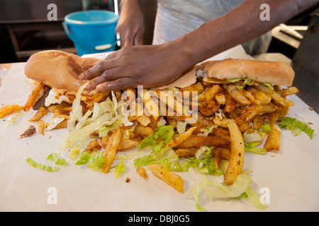 Full sandwich gatsby en préparation à l'assiette d'or à emporter dans la région de Athlone, Cape Town, Afrique du Sud. Banque D'Images