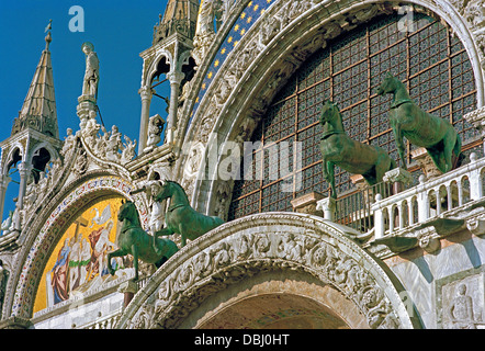 La magnifique façade de la cathédrale basilique San Marco, San Marco, à Venise avec ses quatre grands chevaux de bronze Banque D'Images