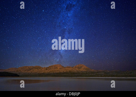 Vue de nuit sur Steenbras Dam et la Voie Lactée dans la province de Western Cape, Afrique du Sud. Banque D'Images