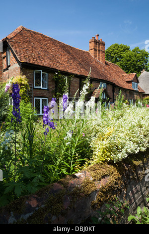 Un traditionnellement construit en brique rouge et maison à pans de bois datant de 1590 avec un joli jardin de chalet, moines Risborough, Buckinghamshire, Angleterre Banque D'Images