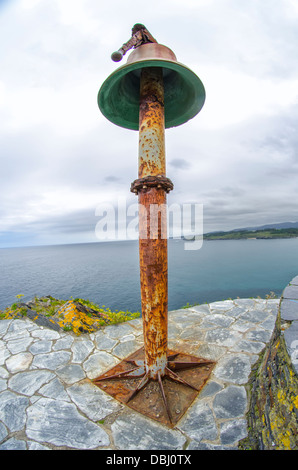 Bell au phare de ortiguera sur un jour gris Banque D'Images