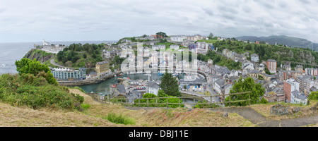 Vue panoramique de Luarca au coucher du soleil sur une journée grise Banque D'Images