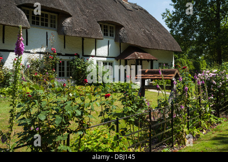 Une chaumière pittoresque dans le petit village de chilterns Horsenden près de Princes Risborough, Buckinghamshire, Angleterre Banque D'Images