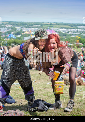 Glastonbury Festival 2013 UK Deux jeunes filles posent une grève près du cercle de pierre Banque D'Images