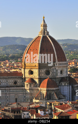 Vue sur le toit surplombant Florence et le dôme de la cathédrale de la basilique Santa Maria del Fiore, Italie Banque D'Images