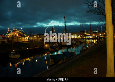 Le port de Kiel de nuit avec un big top Banque D'Images