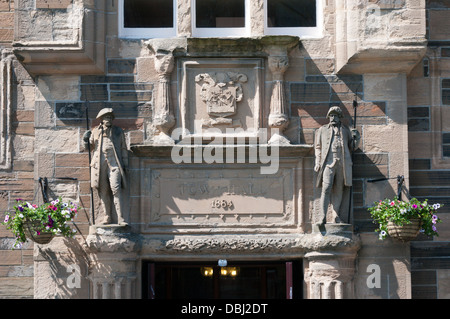 La sculpture à l'entrée de l'Hôtel de Ville de Kirkwall, Orkney. Banque D'Images