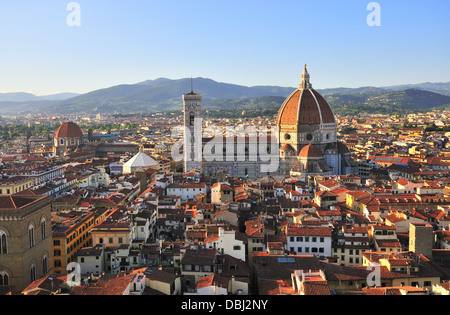 Vue sur le toit surplombant Florence et la cathédrale de la basilique Santa Maria del Fiore, Italie Banque D'Images