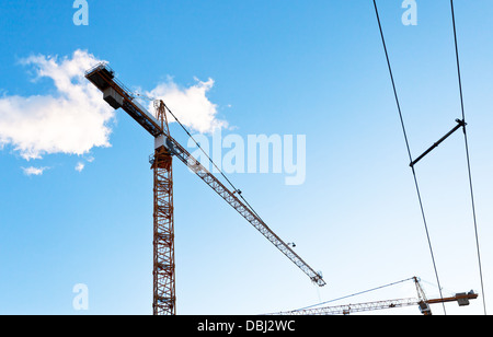 Grue de construction sous ciel bleu en soirée d'été Banque D'Images