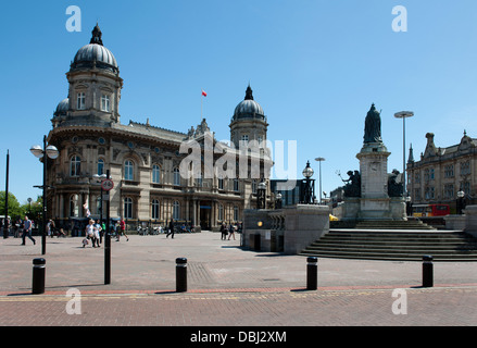 Square Victoria montrant la reine Victoria statue et le vieux quai Bureaux, maintenant le Musée Maritime, Kingston Upon Hull, dans le Yorkshire. Banque D'Images