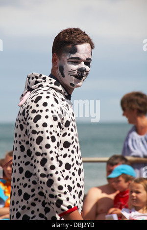 Homme habillé comme spotty chien dalmatien prenant part à Swanage Carnival Procession en Juillet Banque D'Images