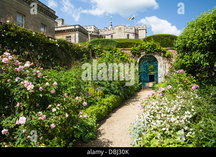 Un aperçu de Rousham House dans le jardin clos, avec ses larges frontières herbacées et sentier de gravier, Oxfordshire, Angleterre Banque D'Images