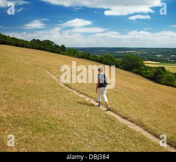 Hiker walking along the North Downs. Banque D'Images