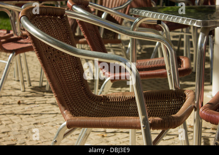 Chaise métallique de couleur du vin dans une esplanade avec vue sur le jardin Banque D'Images