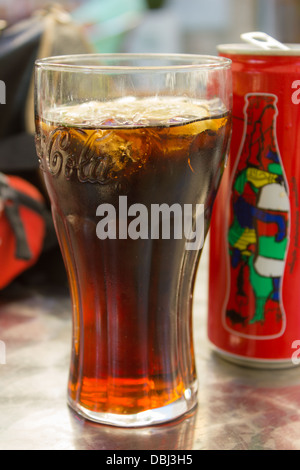 Avec verre coca-cola et de la glace sur une table Banque D'Images