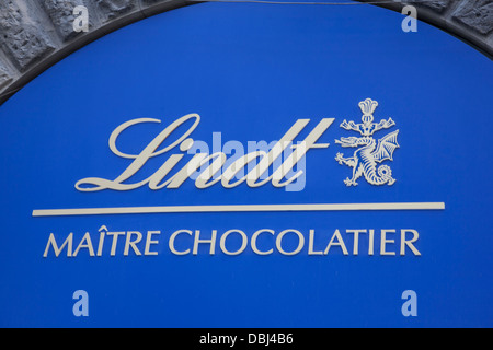 Chocolatier Lindt bleu Logo sur l'avant du magasin Banque D'Images