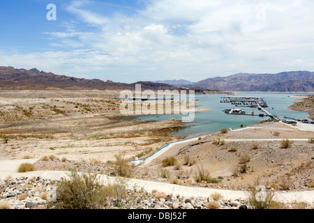 Vue du pont à Callville Bay Marina montrant le niveau de l'eau, qui, en 1998, chemin atteint en premier plan, Lake Mead, Nevada, USA Banque D'Images