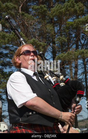 Fiona Caldwell 37, Scottish female Piper lors des matchs annuels et du rassemblement des Highlands de Tomintoul qui se tiennent au parc d'exposition de Tomintoul, en Écosse, au Royaume-Uni Banque D'Images