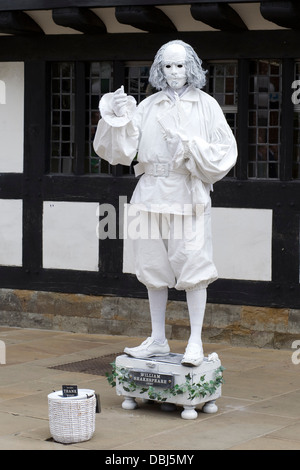 Artiste Mime habillé comme William Shakespeare à Stratford upon Avon en Angleterre sur la rivière Avon Banque D'Images