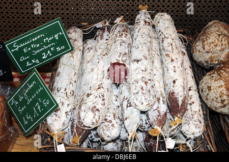 Saucisses à la vente sur le marché Genolhac, une petite ville dans la région des Cévennes dans le sud de la France. Banque D'Images