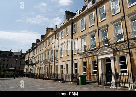 Rangée de terrasses de maisons de ville géorgiennes dans South Parade Bath Angleterre Propriétés de période britannique architecture géorgienne Banque D'Images