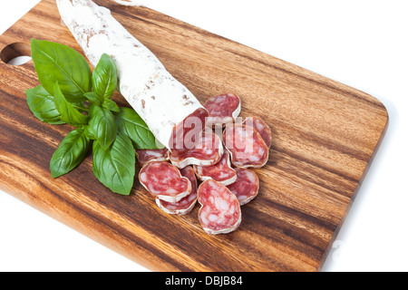 Saucisse salami sur planche de bois, isolé sur fond blanc Banque D'Images