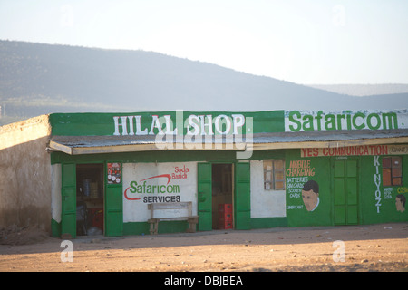 Les Masai traverser une ville juste en dehors de la Masai Mara National Reserve. Le Kenya, l'Afrique. Banque D'Images