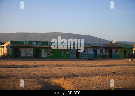 Les Masai traverser une ville juste en dehors de la Masai Mara National Reserve. Le Kenya, l'Afrique. Banque D'Images