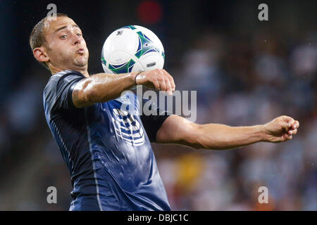 Kansas City, KS, États-Unis d'Amérique. 31 juillet, 2013. 31 juillet 2013 : Brad Davis # 11 de la MLS All-Stars acquiert le contrôle d'un passage vers la fin du premier semestre au cours de la MLS All-Star Game entre les Roms et la MLS All-Stars à Livestrong Stadium de Kansas City KS Credit : csm/Alamy Live News Banque D'Images