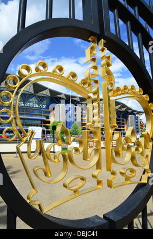 Emblème de la couronne royale sur la porte principale, Hippodrome d'Ascot, Ascot, Berkshire, Angleterre,Royaume-Uni Banque D'Images