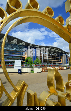 Emblème de la couronne royale sur la porte principale, Hippodrome d'Ascot, Ascot, Berkshire, Angleterre,Royaume-Uni Banque D'Images