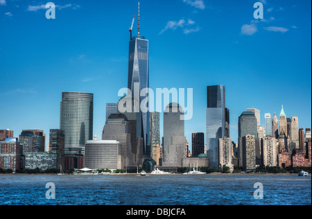 New York City sur un ciel bleu 24. Banque D'Images