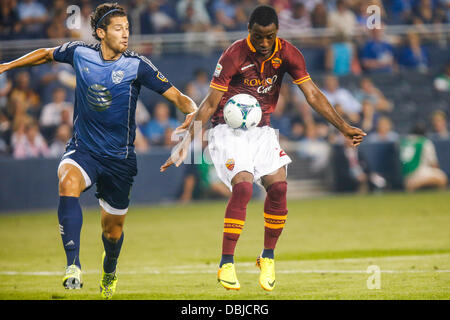 Kansas City, KS, États-Unis d'Amérique. 31 juillet, 2013. 31 juillet 2013 : Junior Tallo # 20 de l'AS Roma gagne possession passé Omar Gonzalez # 4 de la MLS All-Stars dans la seconde moitié lors de la MLS All-Star Game entre les Roms et la MLS All-Stars à Livestrong Stadium de Kansas City KS Credit : csm/Alamy Live News Banque D'Images