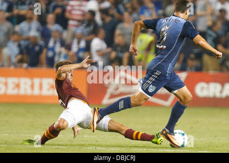 Kansas City, KS, États-Unis d'Amérique. 31 juillet, 2013. 31 juillet 2013 : Chris Wondolowski # 6 de la MLS All-Stars Kevin Strootman évite # 6 de l'AS Roma au début de la seconde moitié lors de la MLS All-Star Game entre les Roms et la MLS All-Stars à Livestrong Stadium de Kansas City KS Credit : csm/Alamy Live News Banque D'Images