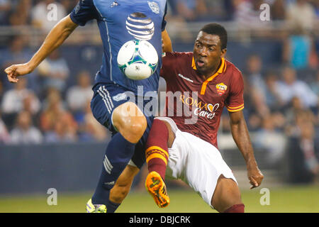 Kansas City, KS, États-Unis d'Amérique. 31 juillet, 2013. 31 juillet 2013 : Junior Tallo # 20 de l'AS Roma gagne possession passé Omar Gonzalez # 4 de la MLS All-Stars dans la seconde moitié lors de la MLS All-Star Game entre les Roms et la MLS All-Stars à Livestrong Stadium de Kansas City KS Credit : csm/Alamy Live News Banque D'Images