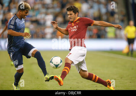 Kansas City, KS, États-Unis d'Amérique. 31 juillet, 2013. 31 juillet 2013 : Mehdi Benatia # 17 de l'AS Roma se défend contre Patrice Bernier # 10 de la MLS All-Stars dans la première moitié lors de la MLS All-Star Game entre les Roms et la MLS All-Stars à Livestrong Stadium de Kansas City KS Credit : csm/Alamy Live News Banque D'Images